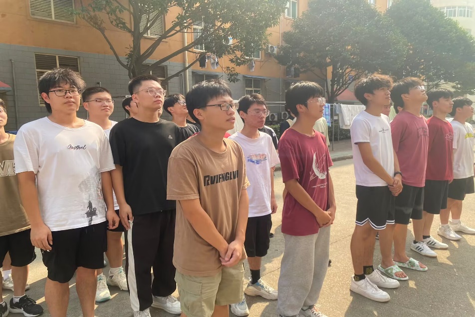 一群人站在一起描述已自动生成